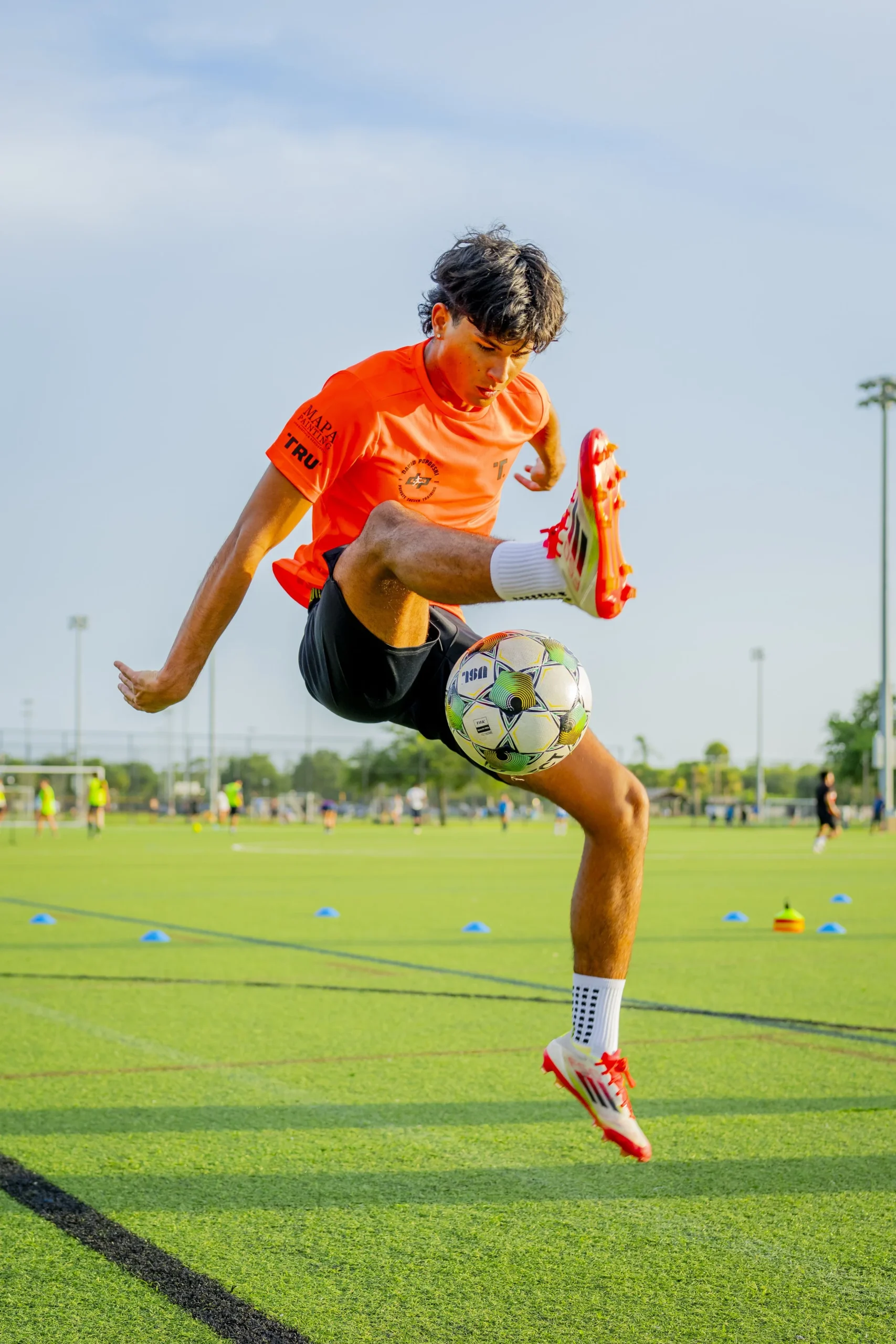 1-on-1 soccer training: a player juggling the ball